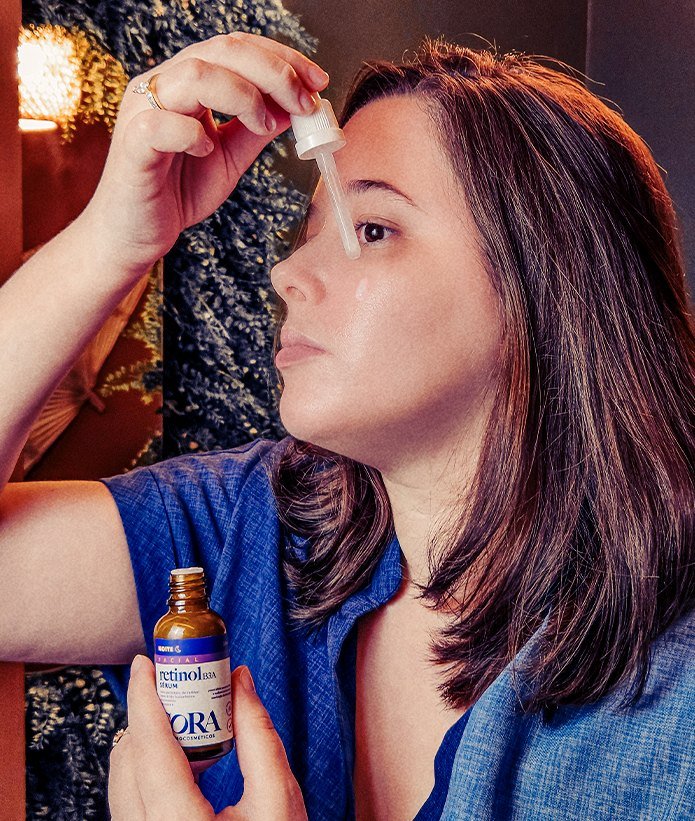 Mulher aplicando o sérum Sora