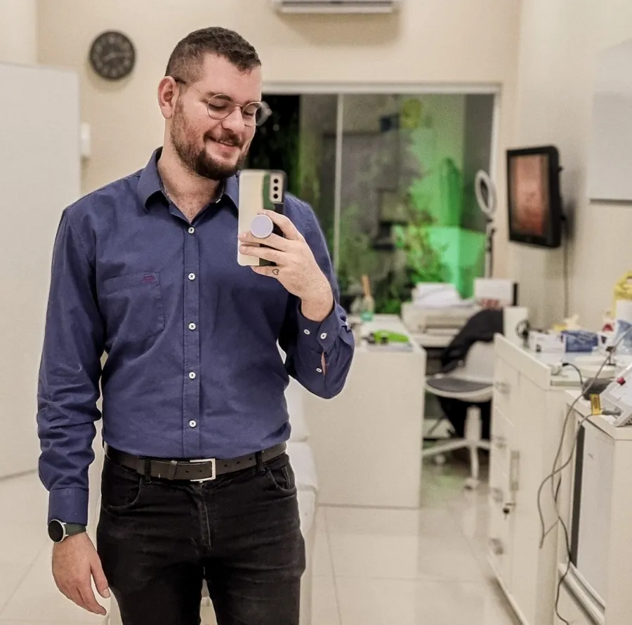 Dr. Fabio Lima Macarini, biomédico esteta e cofundador da Sora, na clínica em Álvares Machado